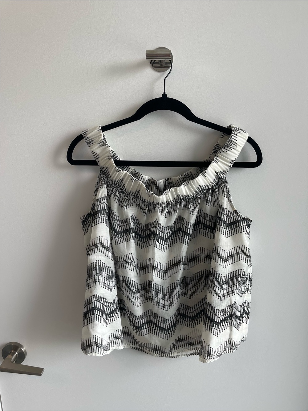 Lou & Grey Women's Black & White Zigzag Sleeveless Off the shoulder top